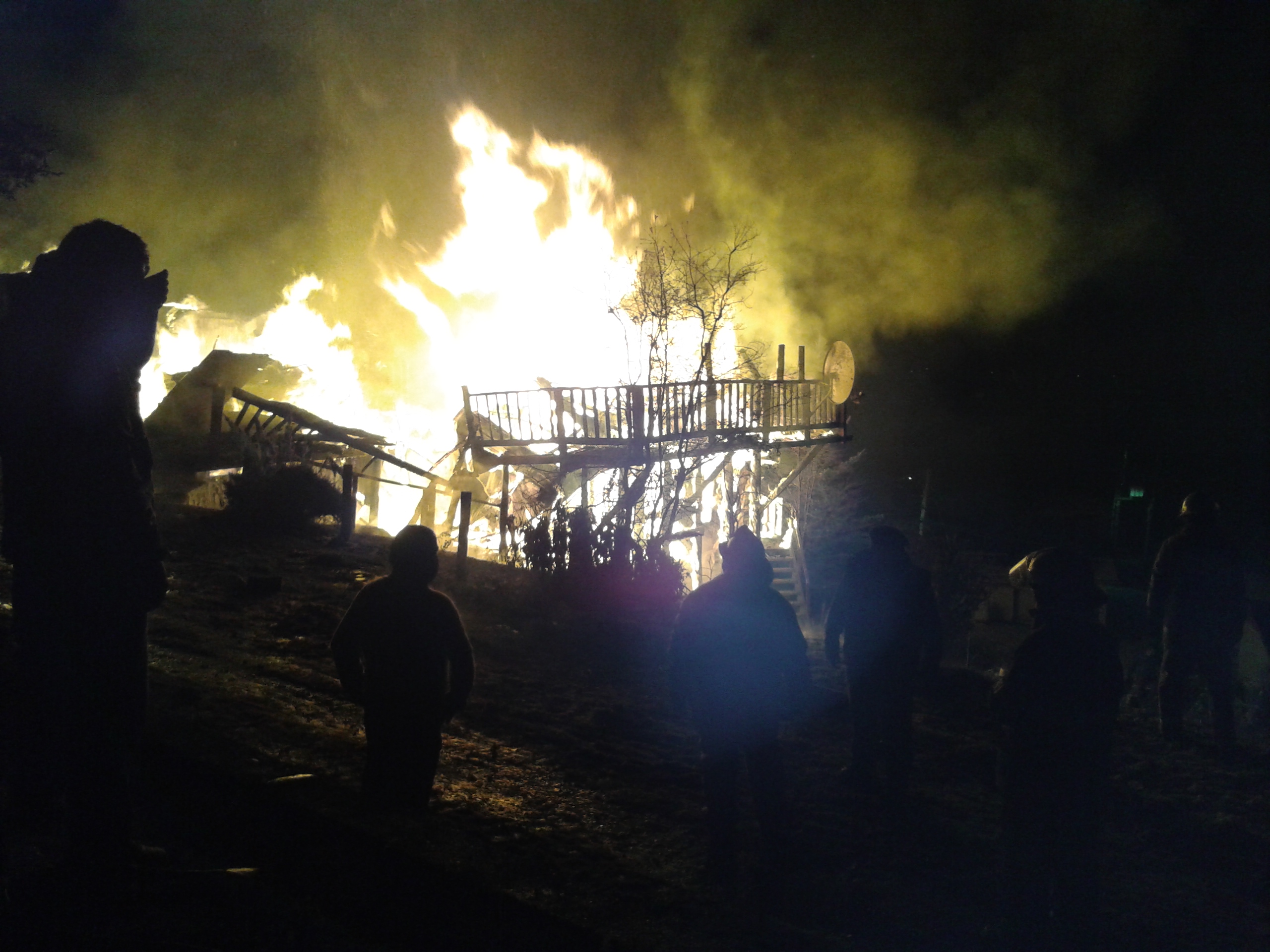 Voraz incendio consume por completo casa en Puerto Williams