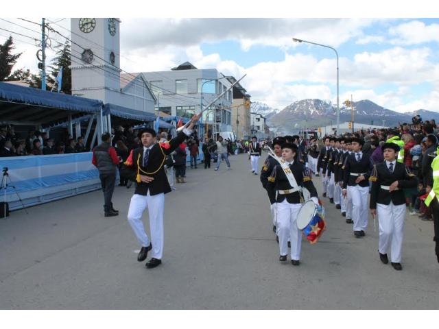 BANDA DEL LICEO D.M.G. DE PUERTO WILLIAMS SE LUCE EN ANIVERSARIO DE USHUAIA