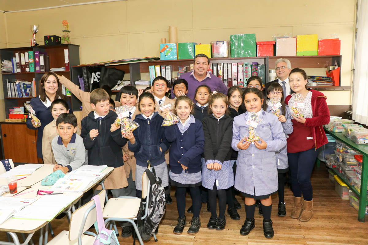 ALCALDE DE CABO DE HORNOS REGALÓ HUEVITOS DE PASCUA A NIÑAS Y NIÑOS DE PUERTO WILLIAMS