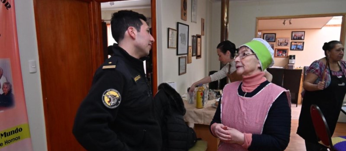 Dotación de la Fragata "Almirante Lynch" realiza acción cívica y comparte con adultos mayores en Puerto Williams