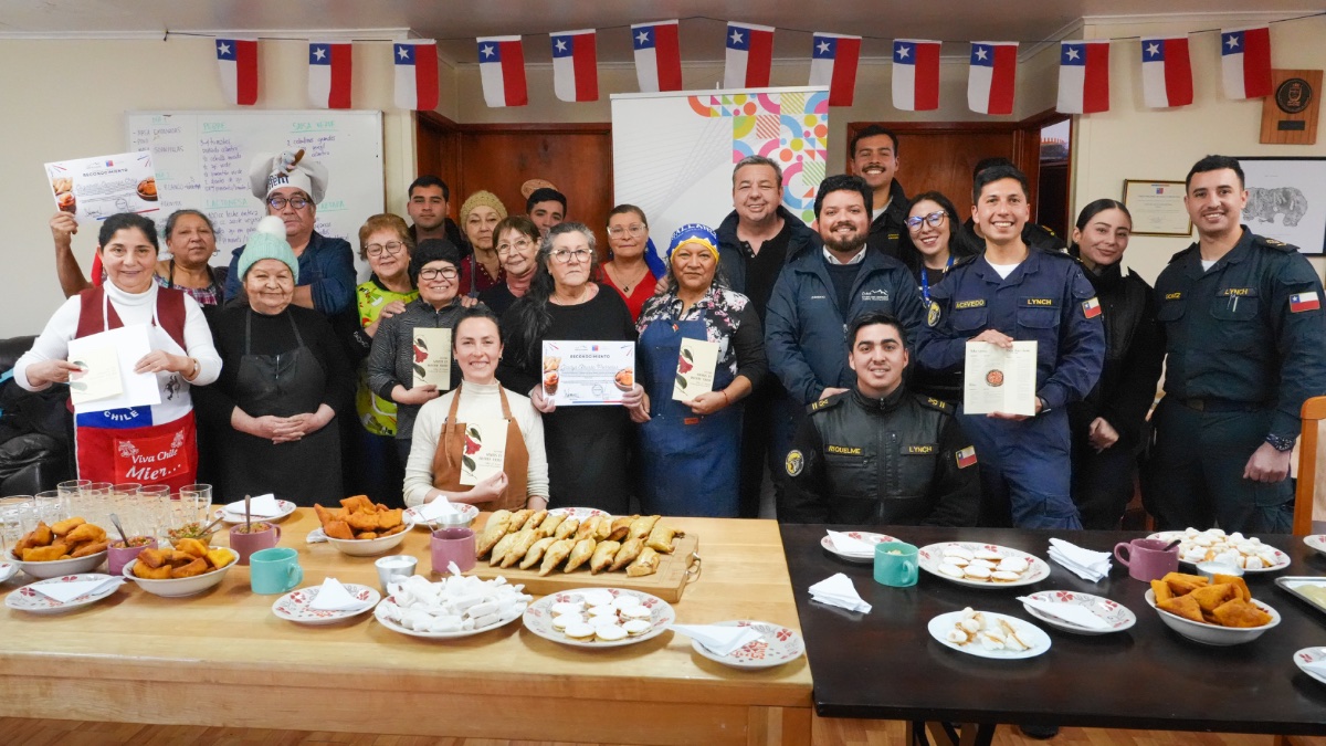 Dotación de la Fragata "Almirante Lynch" realiza acción cívica y comparte con adultos mayores en Puerto Williams