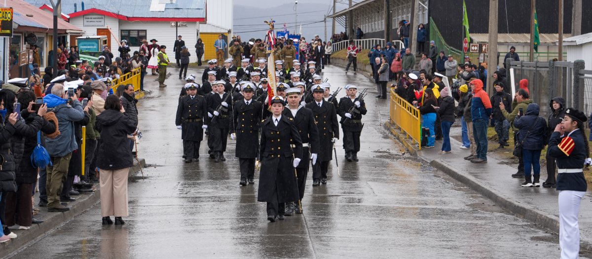 Puerto Williams celebra las Fiestas Patrias con el desfile cívico-militar más austral de Chile.