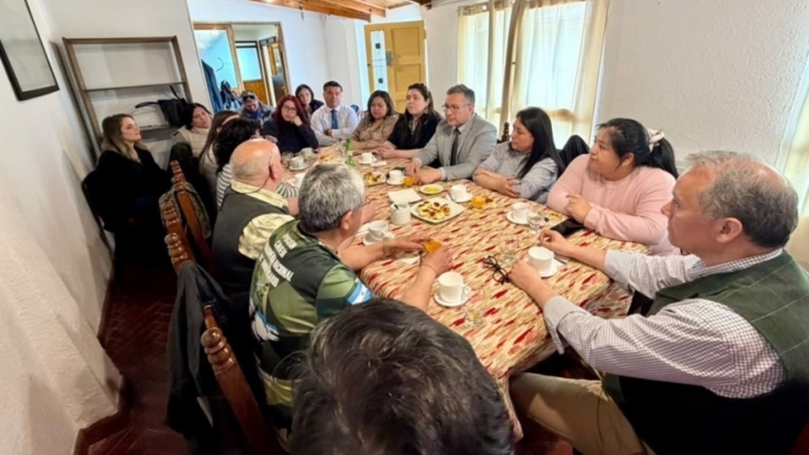 Autoridades de Puerto Williams retoman encuentros con residentes chilenos en Ushuaia para potenciar la integración austral