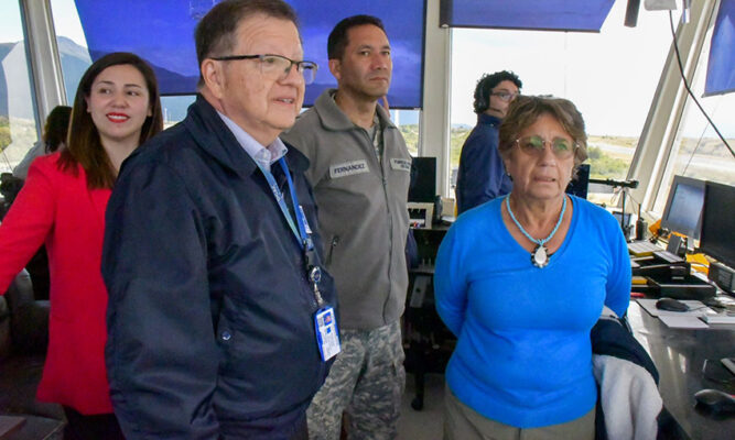 Clima impide vuelo a la Antártica: ministra del Mop supervisa desde Williams el ambicioso plan de infraestructura austral