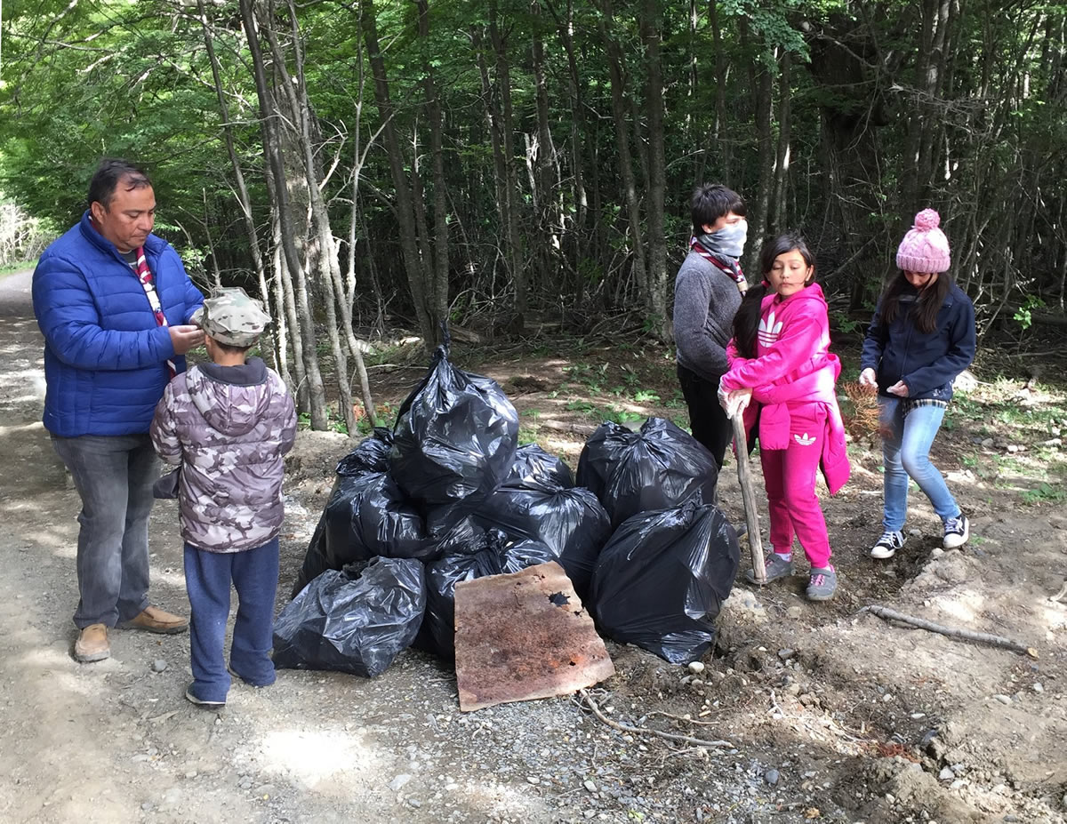 FAMILIAS Y VECINOS DE PUERTO WILLIAMS SE SUMAN AL CUIDADO DEL MEDIO AMBIENTE