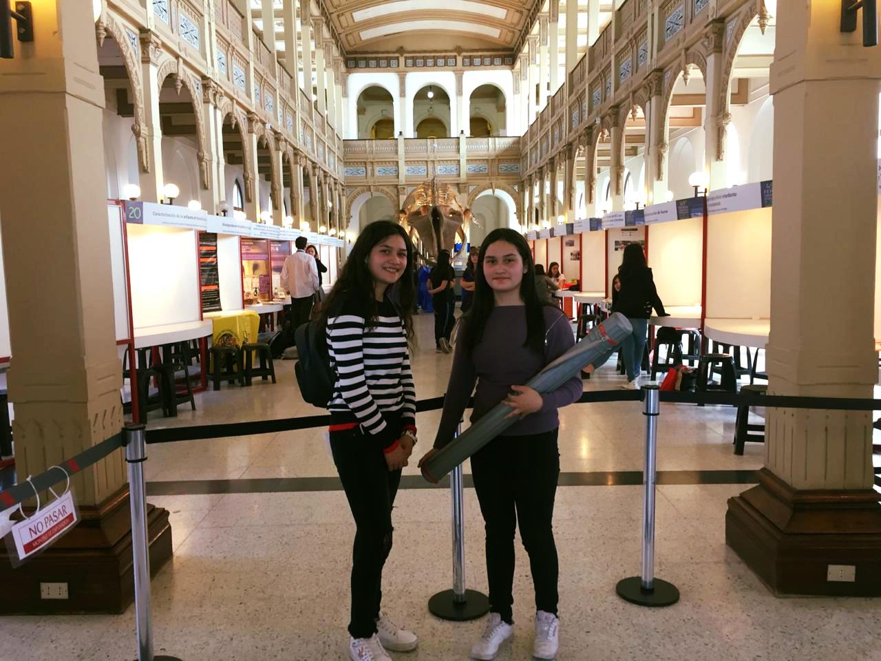 ALUMNAS DEL LICEO DE PUERTO WILLIAMS PARTICIPAN EN LA 49º VERSIÓN DE LA FERIA CIENTÍFICA EN SANTIAGO