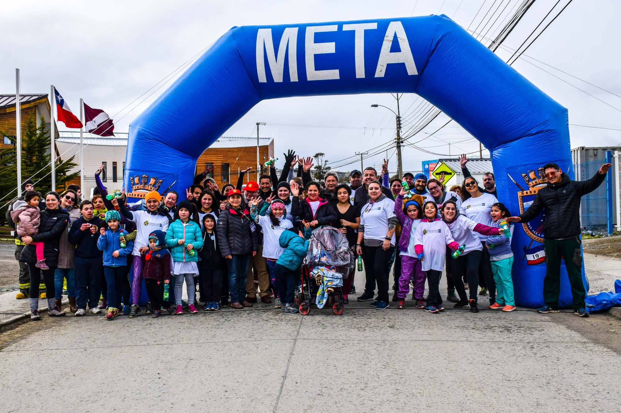 VECINOS DE PUERTO WILLIAMS PARTICIPAN EN CORRIDA A BENEFICIO DE LAS JORNADAS