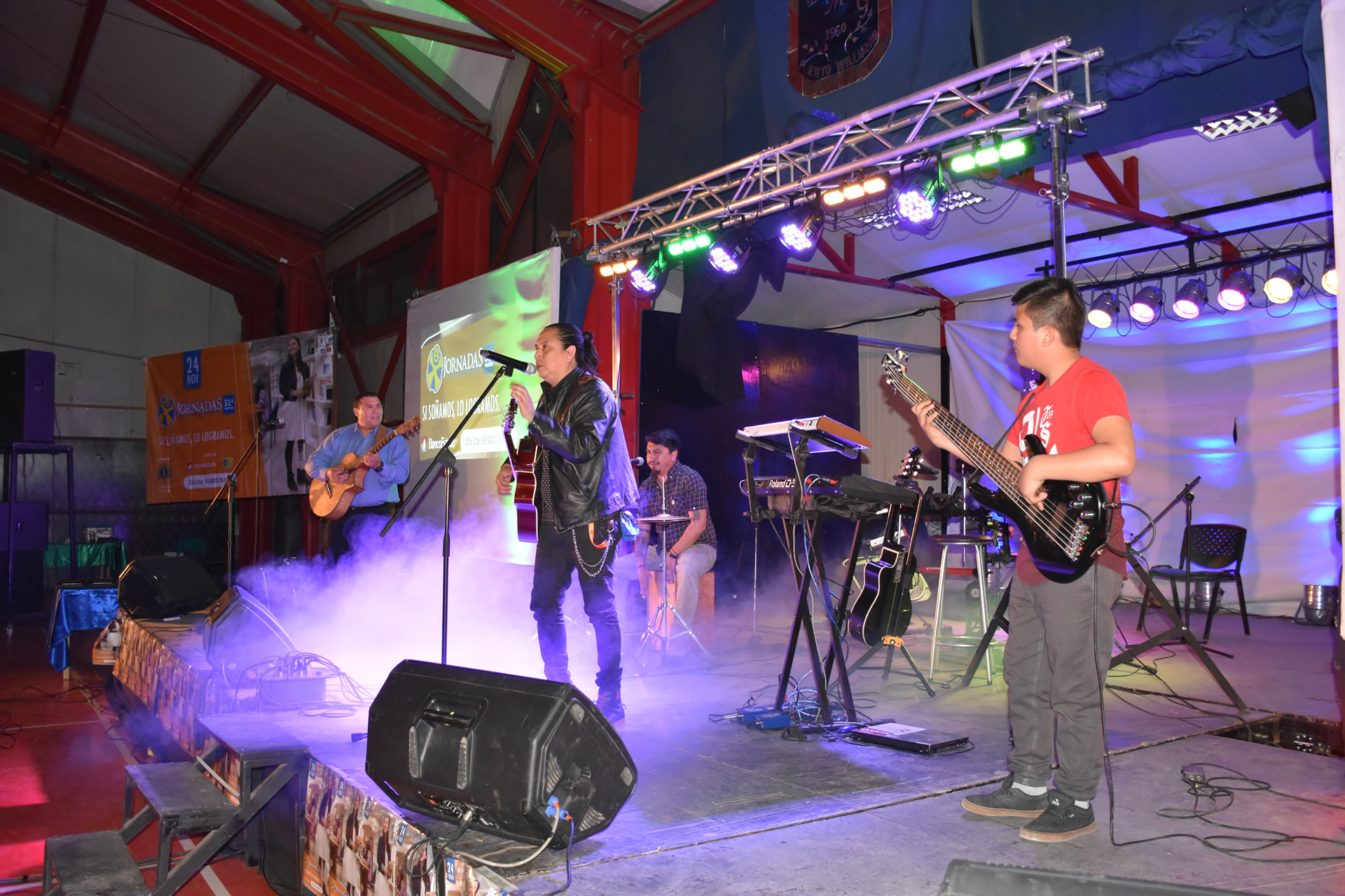 CON LA PRESENTACIÓN DEL GRUPO “EL DESQUITE” SE SIGUEN CELEBRANDO FIESTAS PATRIAS EN PUERTO WILLIAMS