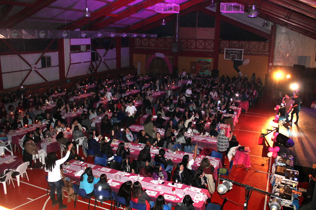 MAMITAS DE PUERTO WILLIAMS CONCURRIERON EN MASA A CELEBRAR SU DÍA