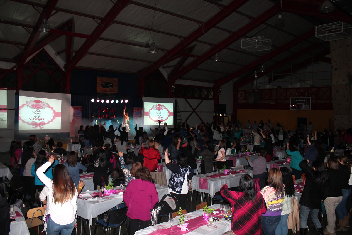 MUJERES DE PUERTO WILLIAMS CELEBRARON SU DÍA