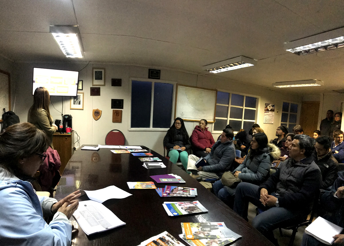 VECINOS DE PUERTO WILLIAMS PARTICIPAN EN CHARLA RELACIONADA CON PROGRAMAS PARA LA OBTENCIÓN DE VIVIENDAS