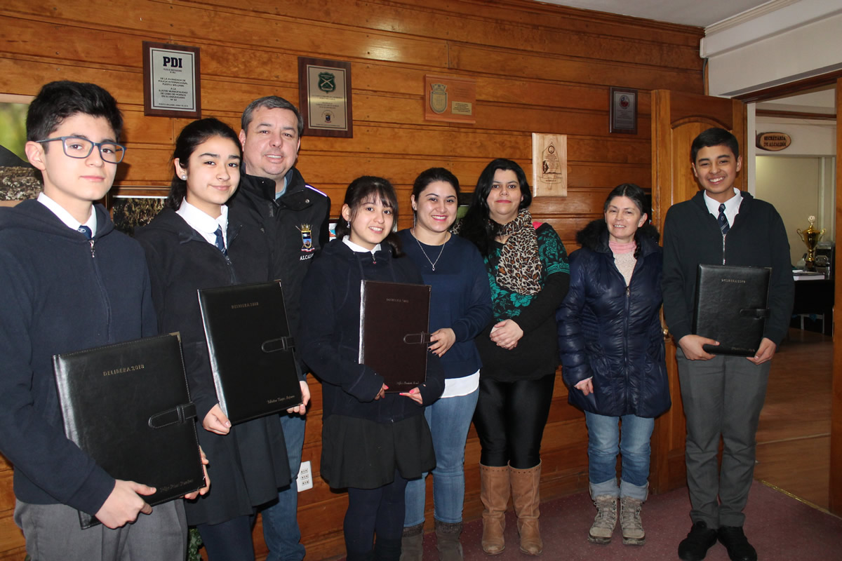 ESTUDIANTES DEL LICEO D.M.G. DE PUERTO WILLIAMS QUE REPRESENTARÁN A LA REGIÓN EN TORNEO NACIONAL FUERON DESPEDIDOS POR EL ALCALDE