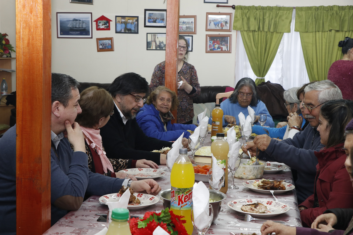 ADULTOS MAYORES DE PUERTO WILLIAMS DESPIDEN PRIMER SEMESTRE DEL AÑO CON AUTORIDADES LOCALES