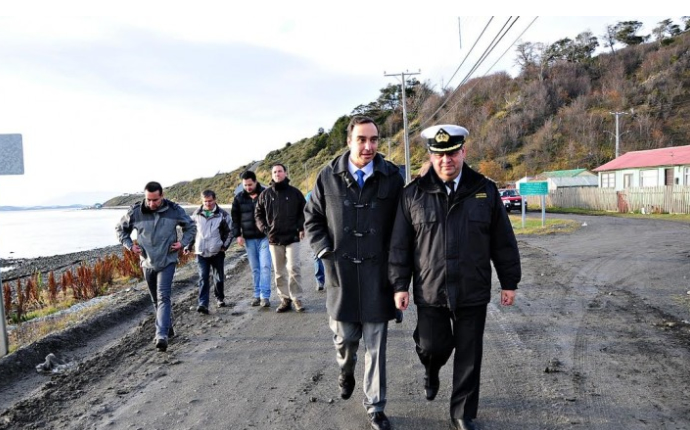 Intendente Flies analiza en terreno proyectos del Plan de Zonas Extremas para Puerto Williams