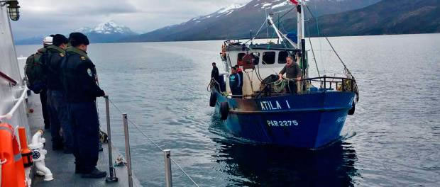 Cuatro pescadores fueron rescatados ilesos tras naufragio en el Canal Beagle