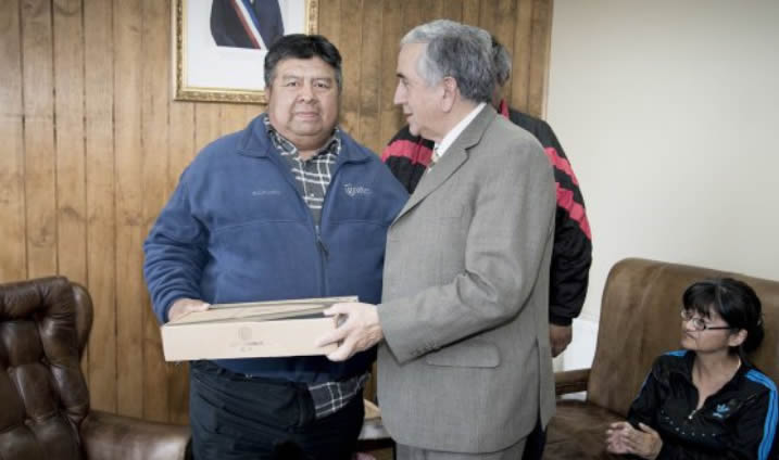 Regalan computadores a descendientes yaganes