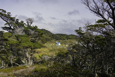 Pequeño enclave en la costa occidental de isla Navarino, frente a Ushuaia y punto de ingreso a Chile para pasajeros que cruzan el canal Beagle.